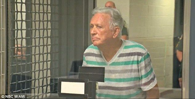 Video: anciano ataca con palo de golf a vendedor