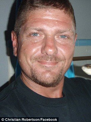 Video: anciano ataca con palo de golf a vendedor - 3BB8AB3300000578-4077042-image-m-59_1483126866842