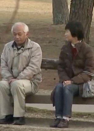Video: habla con su esposa luego de 20 años de silencio - 3BBB9A6200000578-4078242-A_meeting_was_arranged_between_them_in_Nara_Park_where_they_had_-m-6_1483203061108