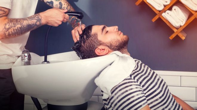 Sufre derrame cerebral tras lavado de cabello en una estética