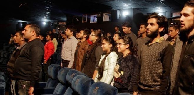 Arrestan en India a 12 personas por no pararse durante el himno