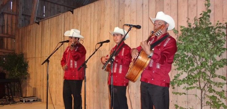 Llevan huapango al papa Francisco