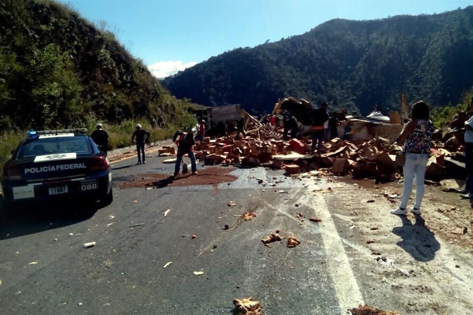 Choque en autopista deja 6 muertos en Puebla