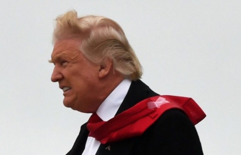 La teoría de por qué Donald Trump usa cinta adhesiva en sus corbatas