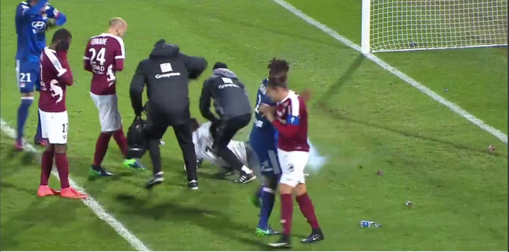 Video: petardo explota al lado del portero del Lyon