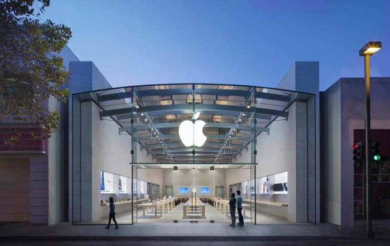 Veinte personas destrozan y roban Apple Store
