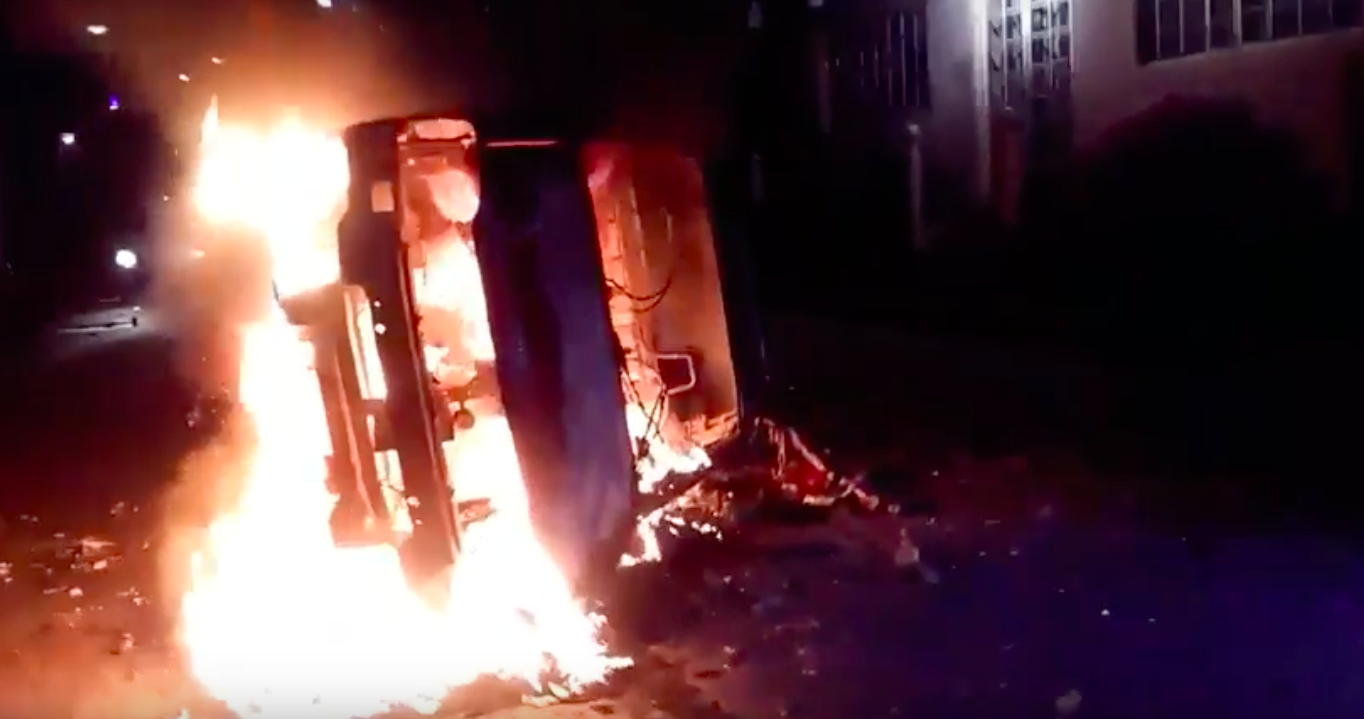 Pobladores queman patrulla en protesta en Puebla