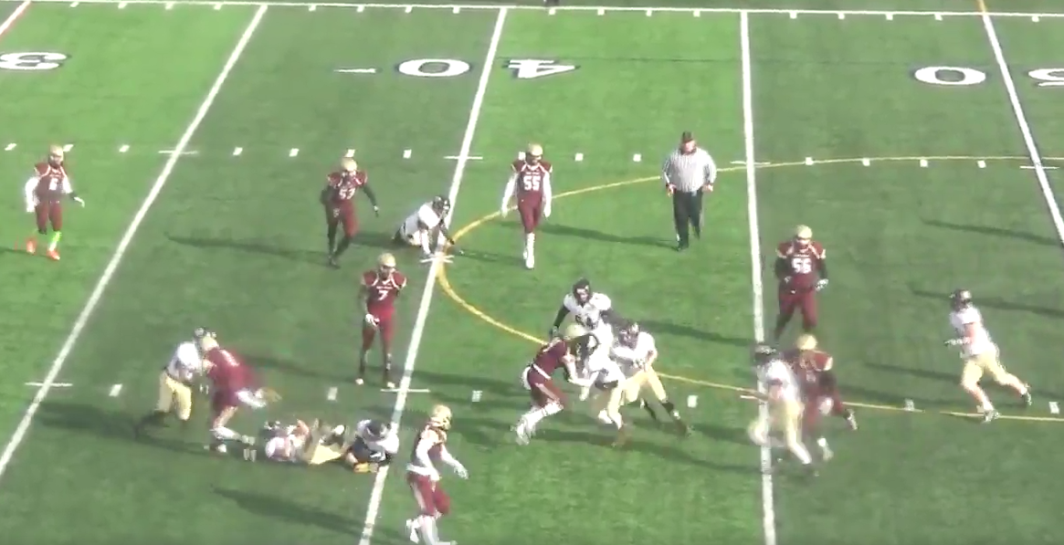 Video: corredor rompe 9 tackleadas y anota