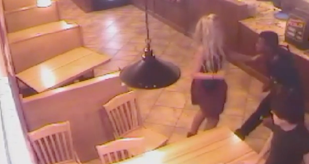 Video: estrella del futbol americano golpea a estudiante en la cara