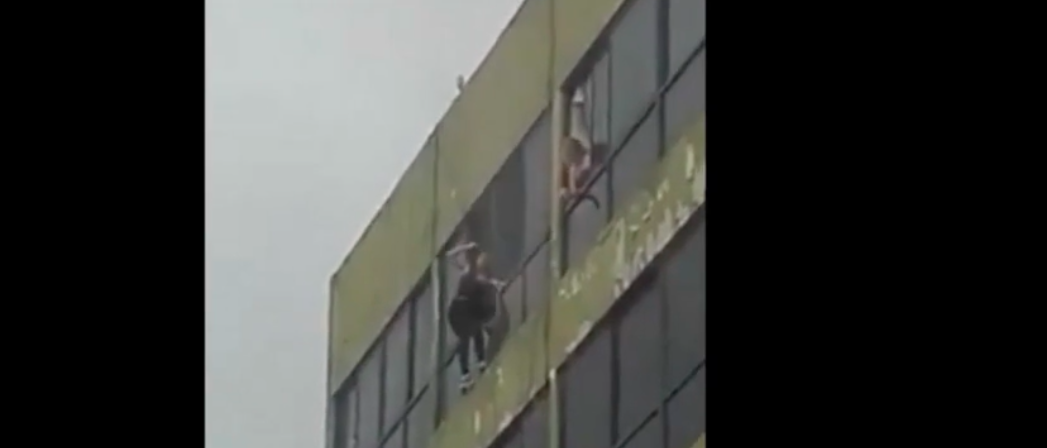 Video: adolescente salta de un tercer piso y sobrevive