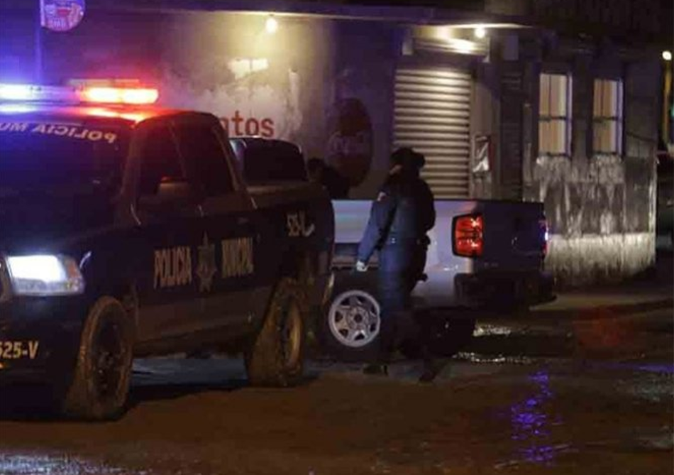 Policía roba celular a víctima de ejecución