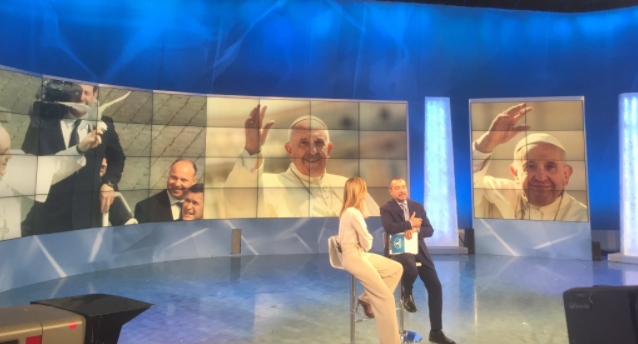 Papa Francisco llama a programa de televisión