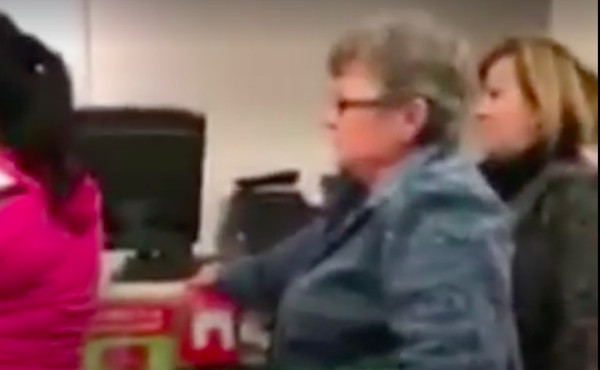 Video: estadounidense agrede a dos latinas en tienda de ropa