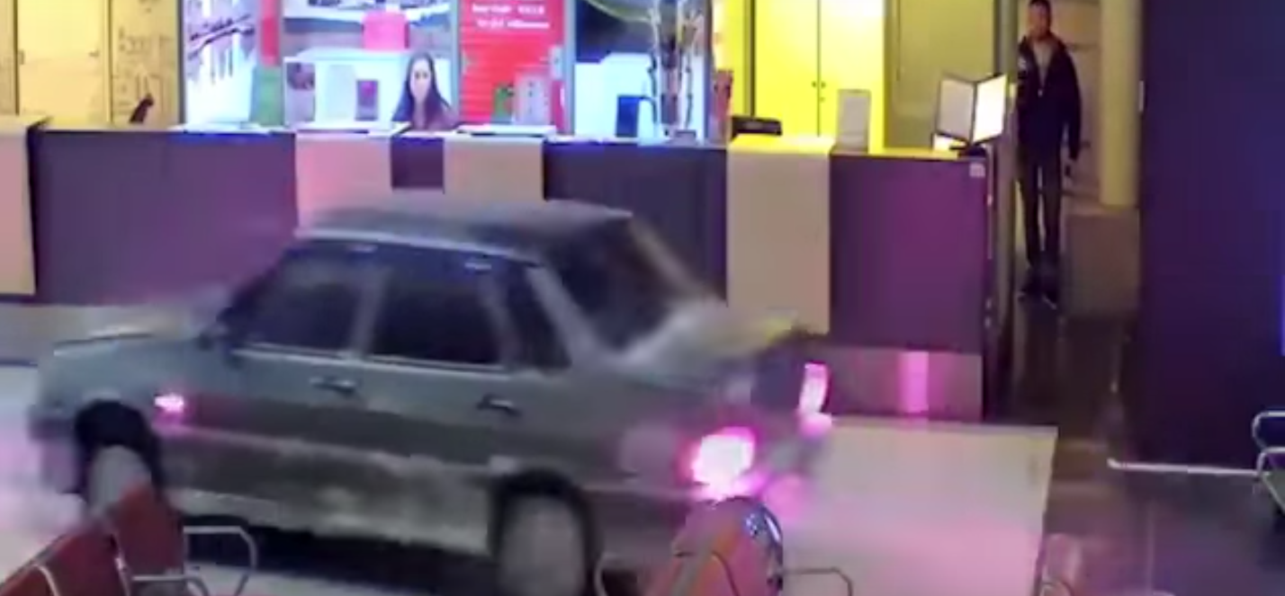 #Viral: policías persiguen a conductor ebrio en aeropuerto