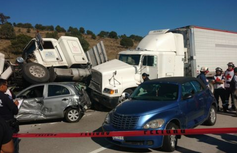 Carambola deja 5 heridos en autopista Arco Norte