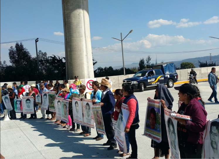 Padres de los 43 toman la caseta de Tlalpan, mañana irán a la Basílica - Captura-de-pantalla-2016-12-25-a-las-2.12.52-p.m.