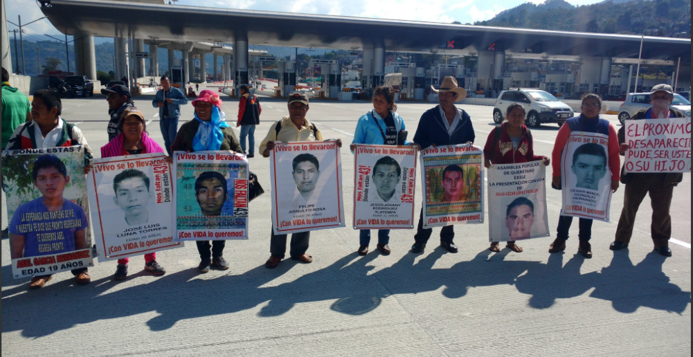 Padres de los 43 toman la caseta de Tlalpan, mañana irán a la Basílica