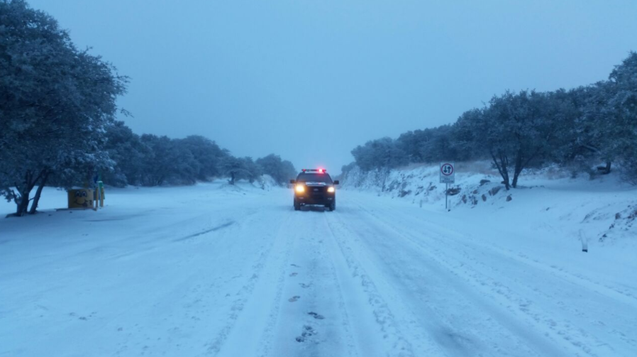 Cierran carreteras en Chihuahua y Sonora por nevadas