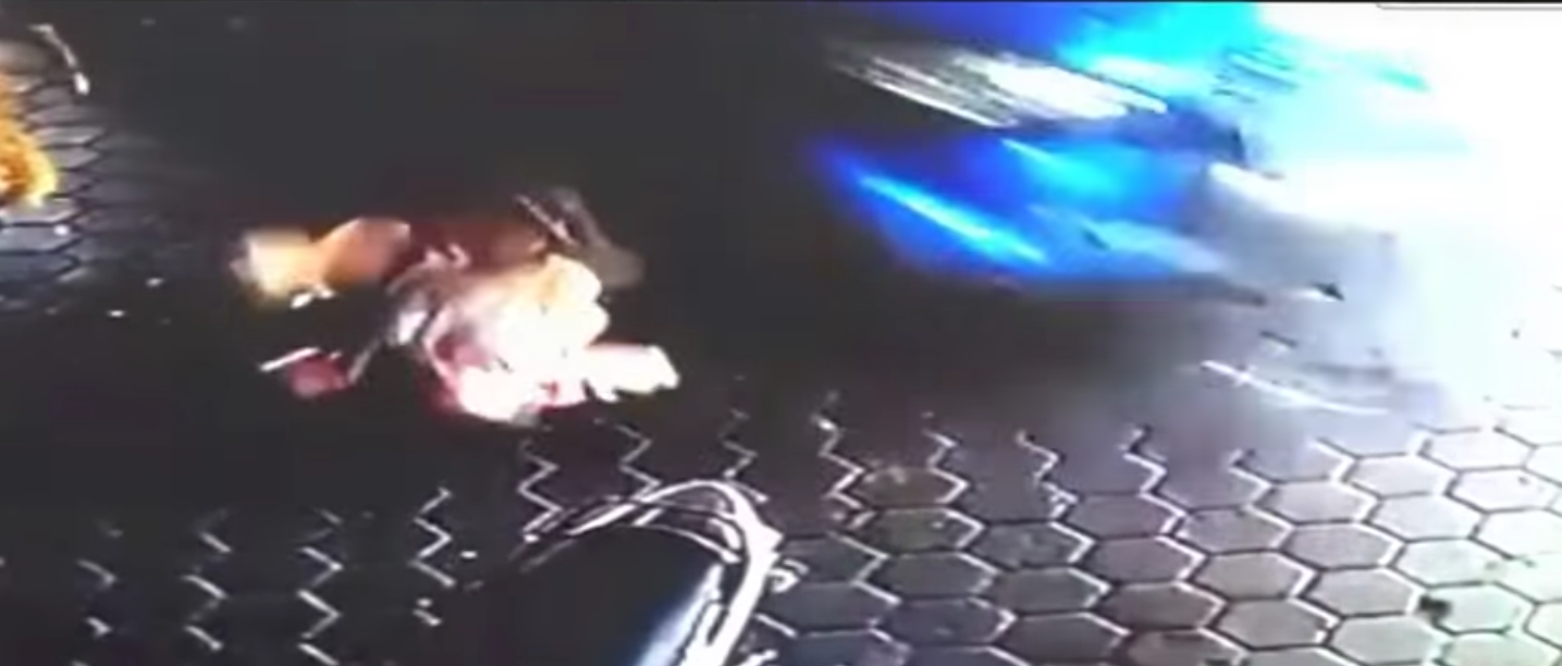 Video: hombre evita que coche atropelle a dos niños