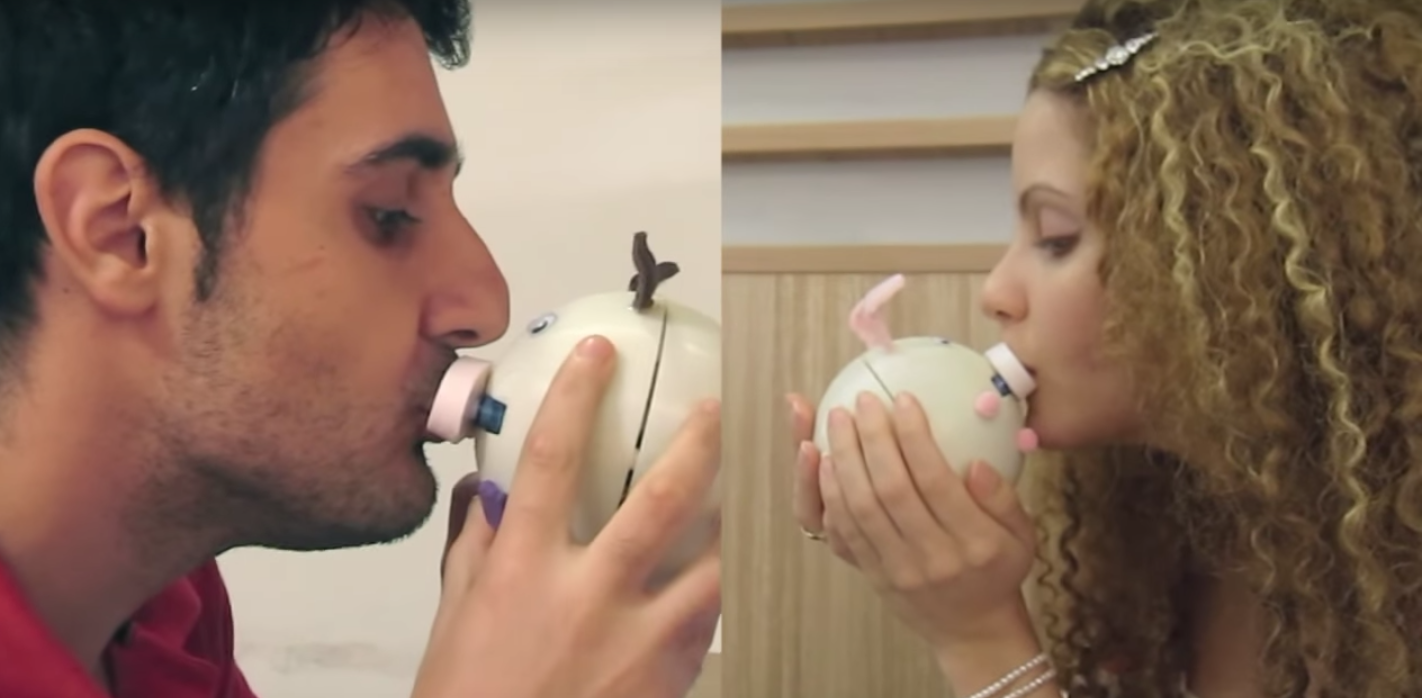 La aplicación que permite “sentir” besos a distancia