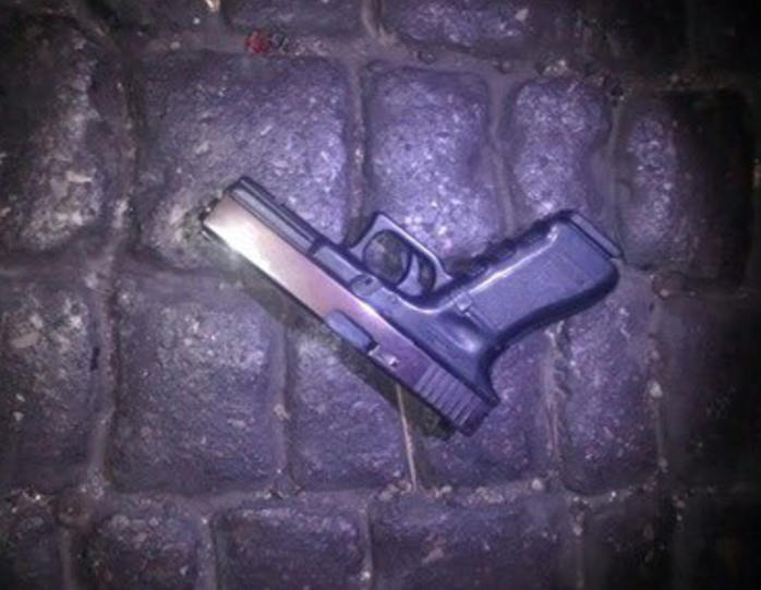 Policía detiene a cuatro por robo de arma a agente