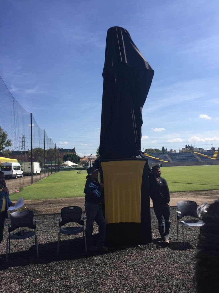 Develan estatua del “El Chanfle” en instalaciones del América - CysQy0OUUAAqAXh-768x1024