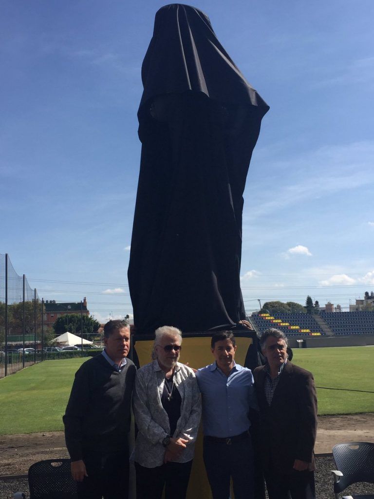 Develan estatua del “El Chanfle” en instalaciones del América - CysRQ_3VIAEXMUF-768x1024