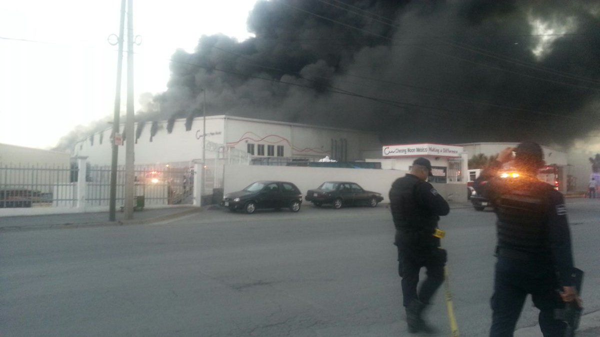Fuerte incendio en empresa de Apodaca