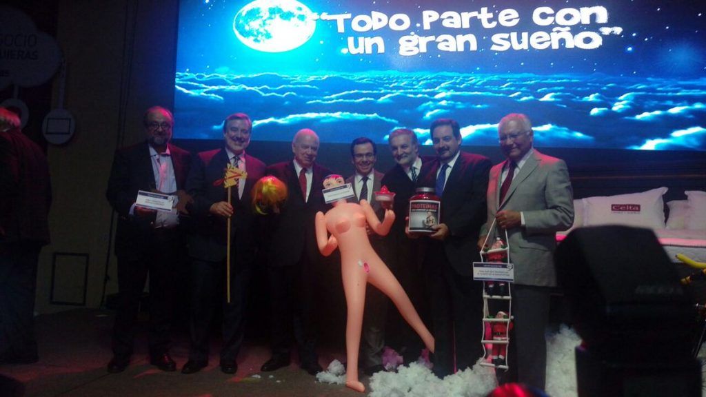 Regalan muñeca inflable a ministro chileno en un acto público - CznA2ZnWIAAifeQ-1024x576