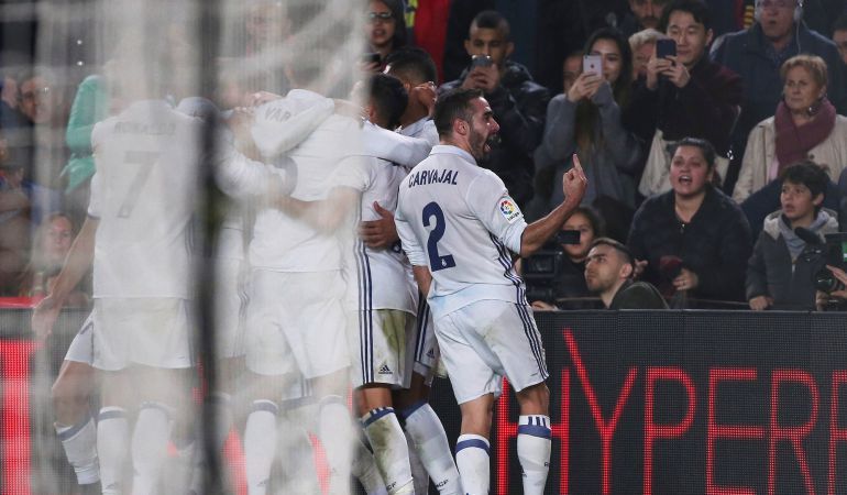 Carvajal hace seña obscena a afición del Barcelona