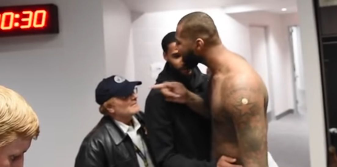 Estrella de la NBA acosa a periodista en el vestuario