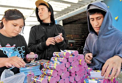 En Tultepec solo 22 bomberos protegen al pueblo cohetero - Fabricantes-pirotecnia-aseguran-mantendran-mercancia_MILIMA20161224_0023_30