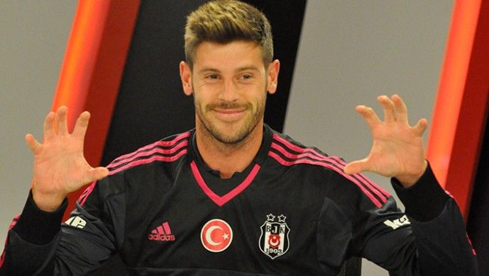 Video: portero del Besiktas llora tras recibir cuarto gol