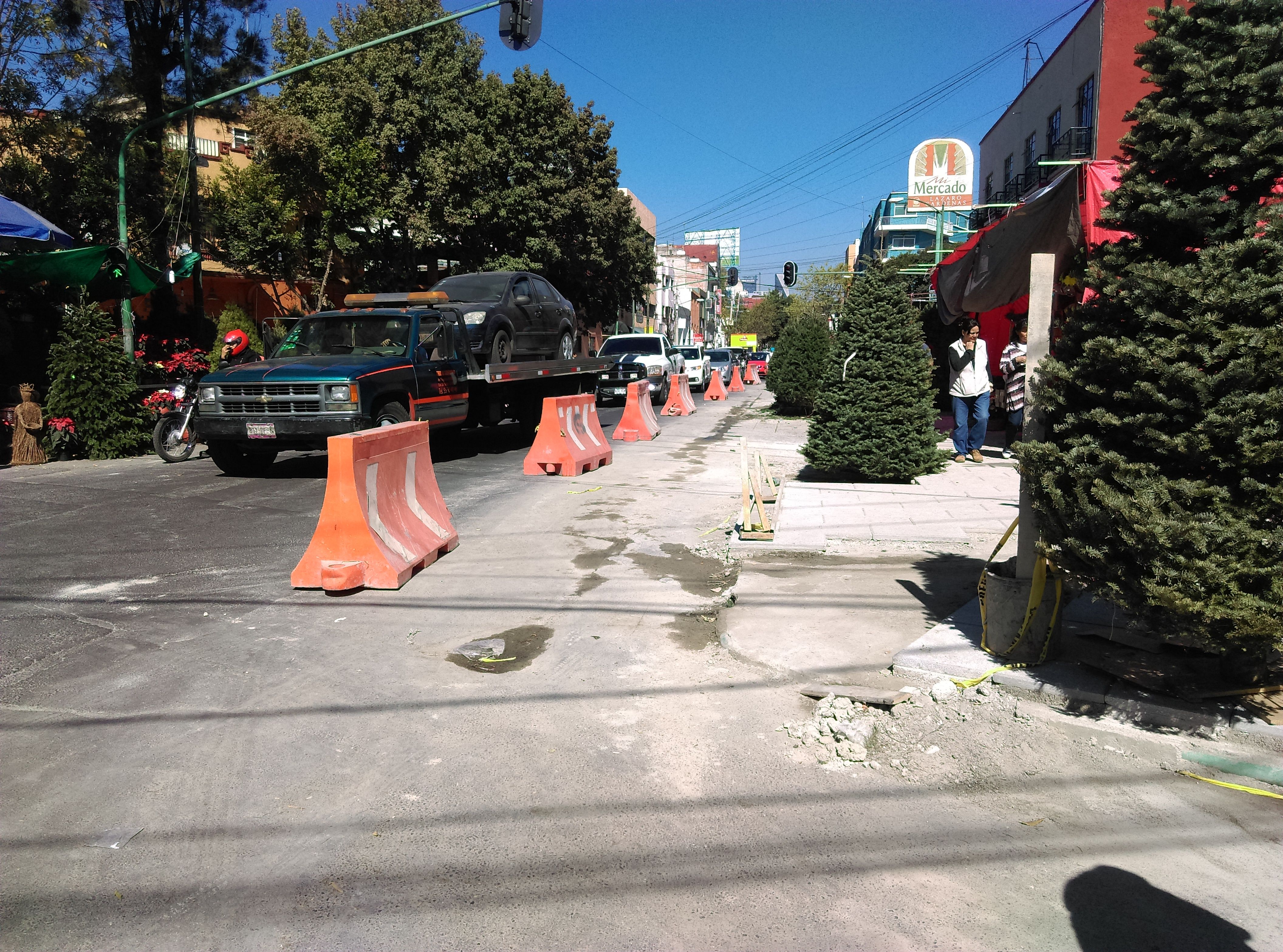 Obra en la Del Valle genera tráfico y pérdidas a los comercios - IMAG0012