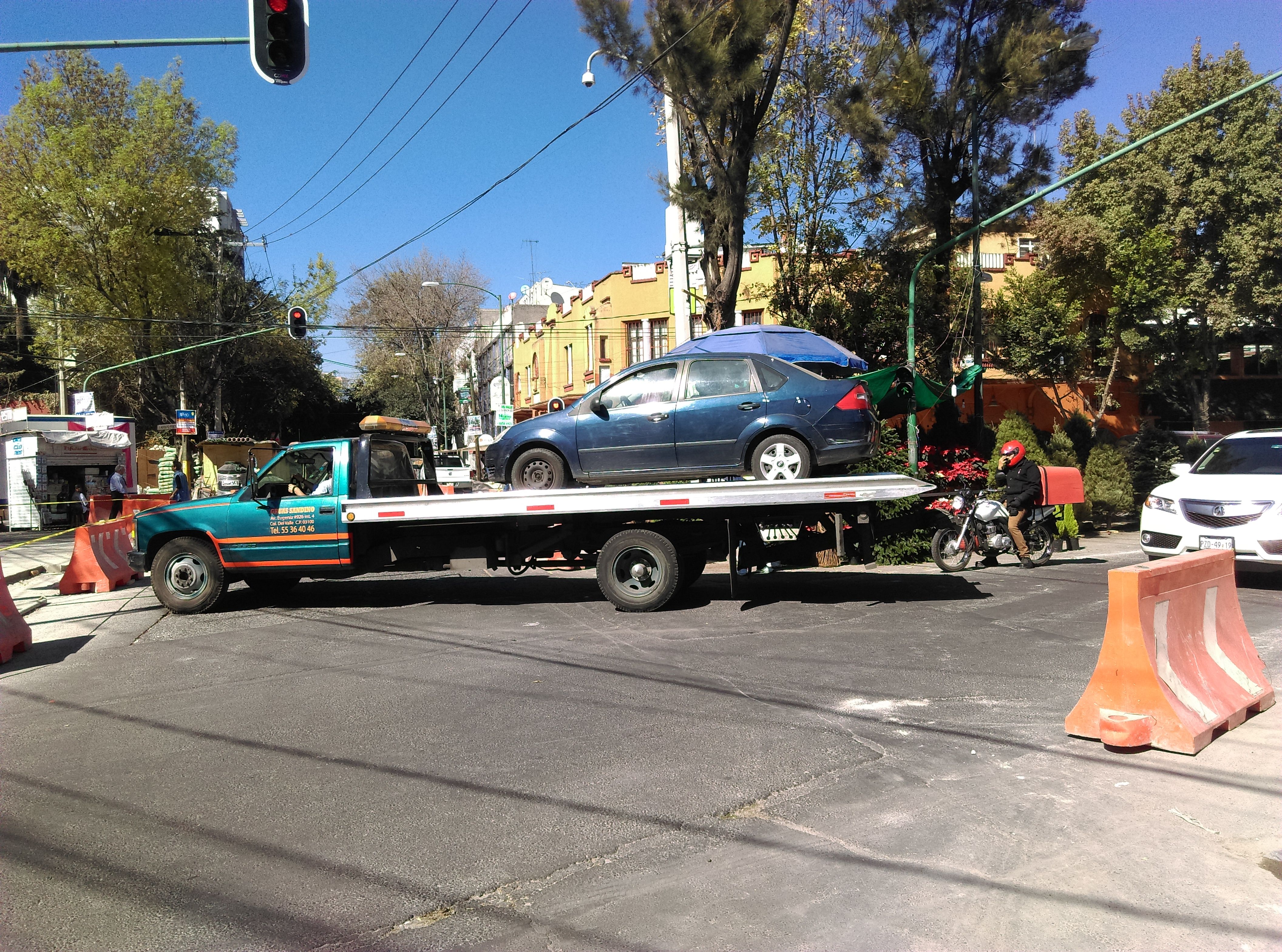 Obra en la Del Valle genera tráfico y pérdidas a los comercios - IMAG0015
