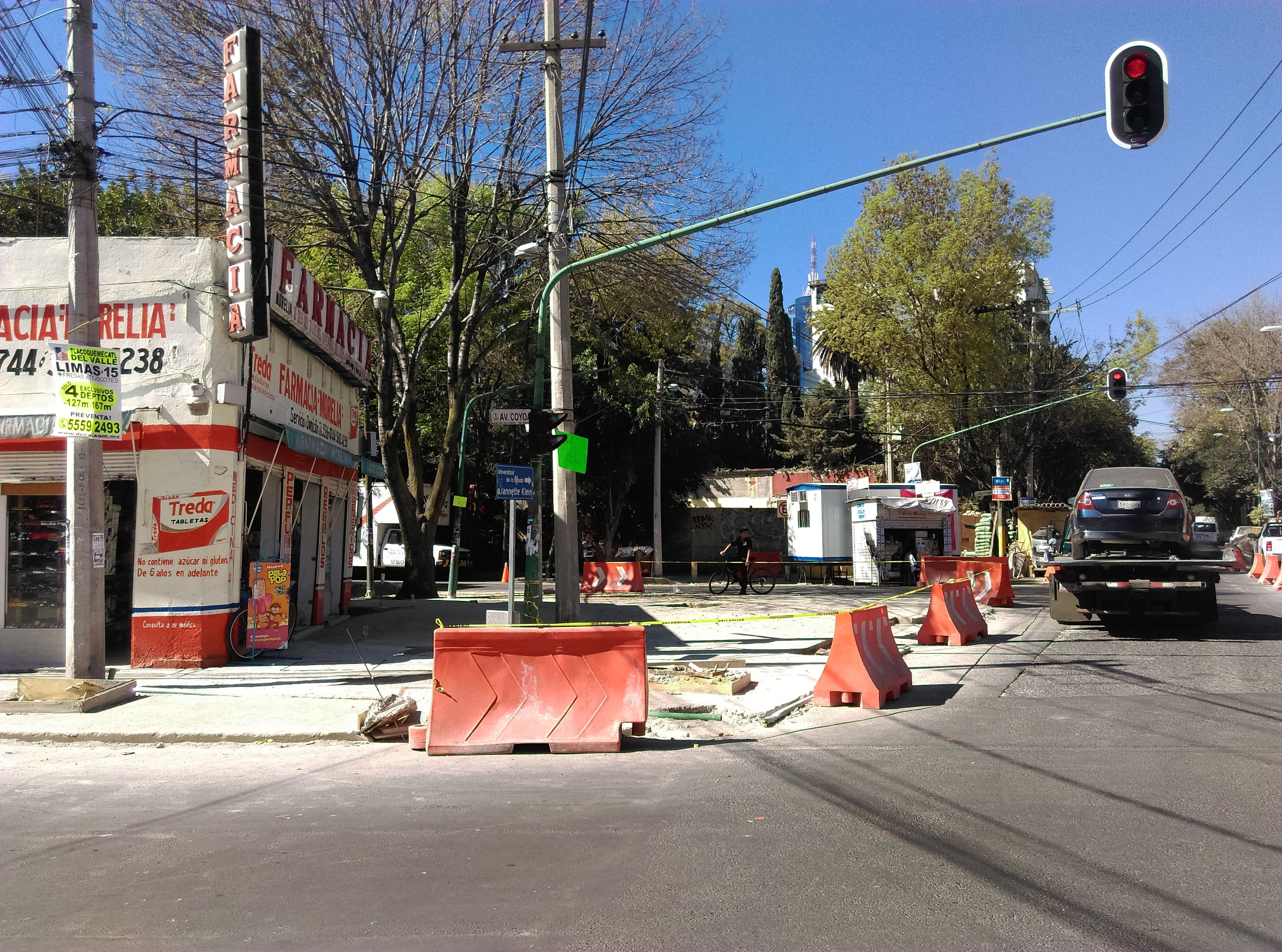 Obra en la Del Valle genera tráfico y pérdidas a los comercios - IMAG0024