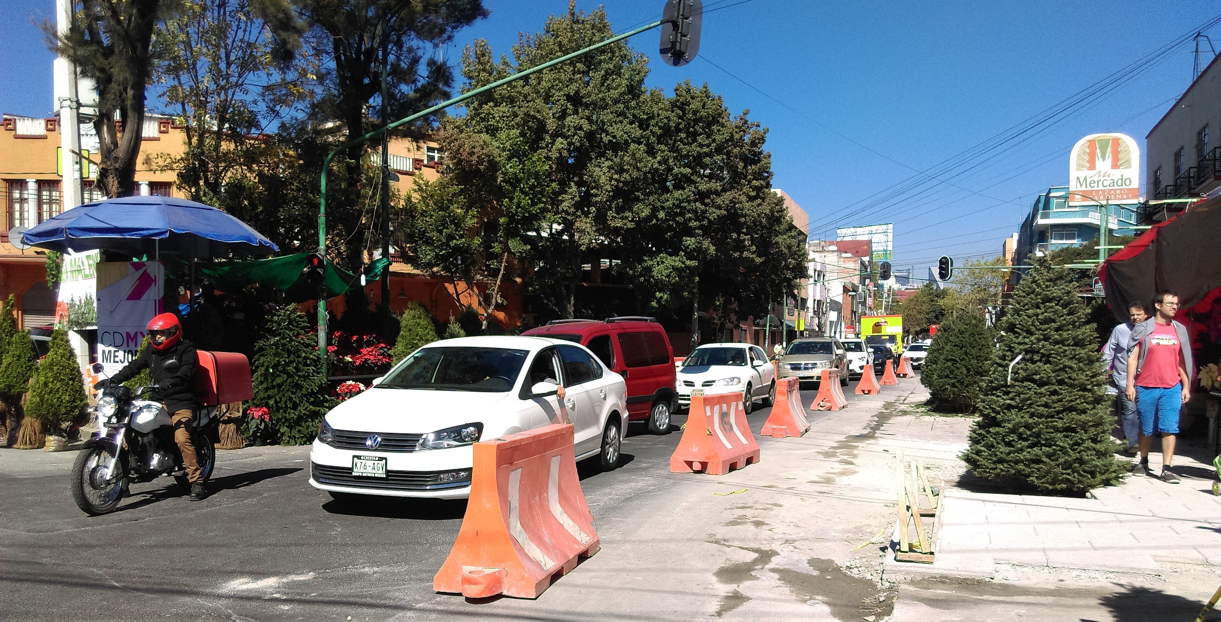 Obra en la Del Valle genera tráfico y pérdidas a los comercios Obra en la Del Valle genera tráfico y pérdidas a los comercios