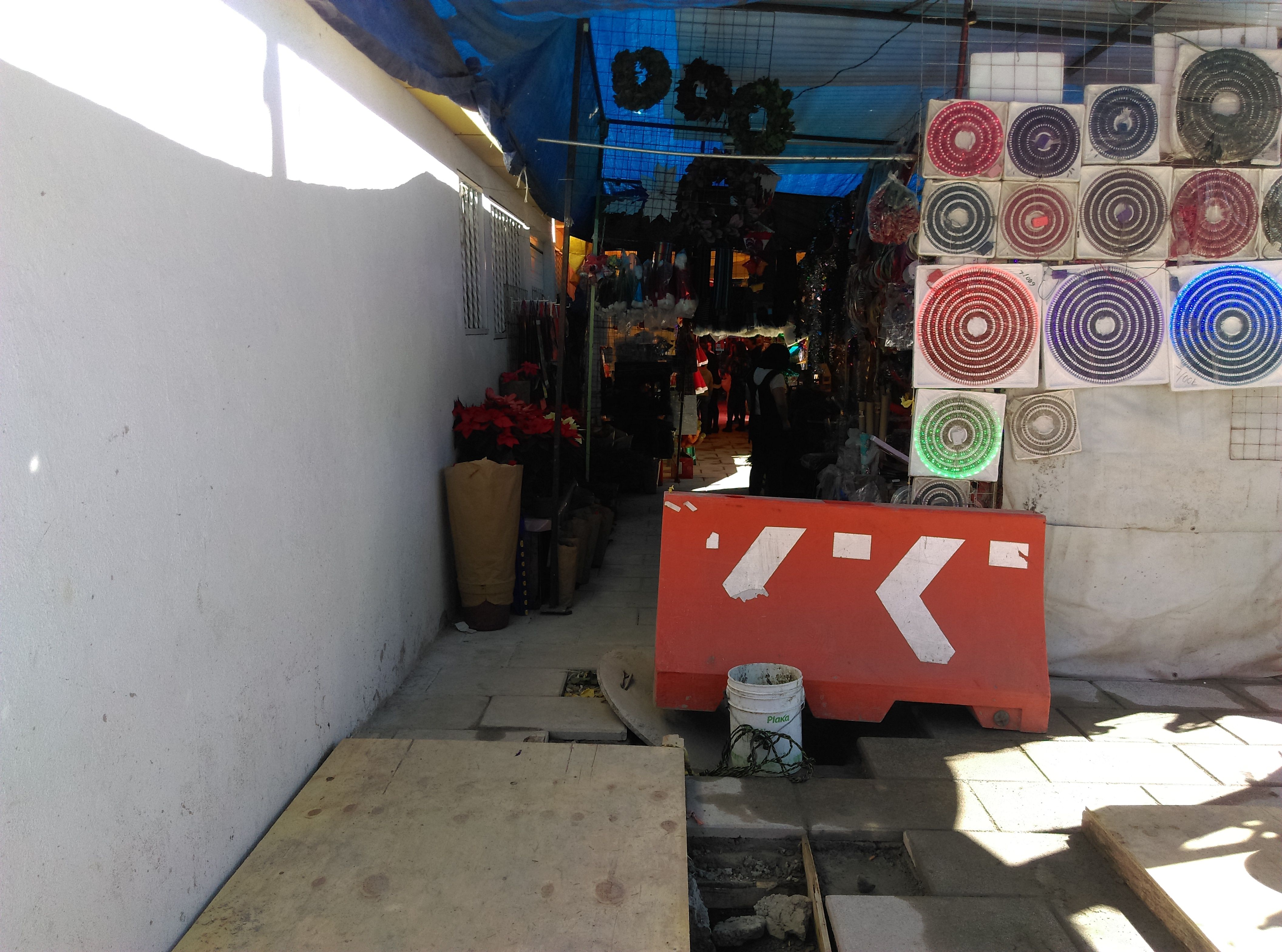 Obra en la Del Valle genera tráfico y pérdidas a los comercios - IMAG0043