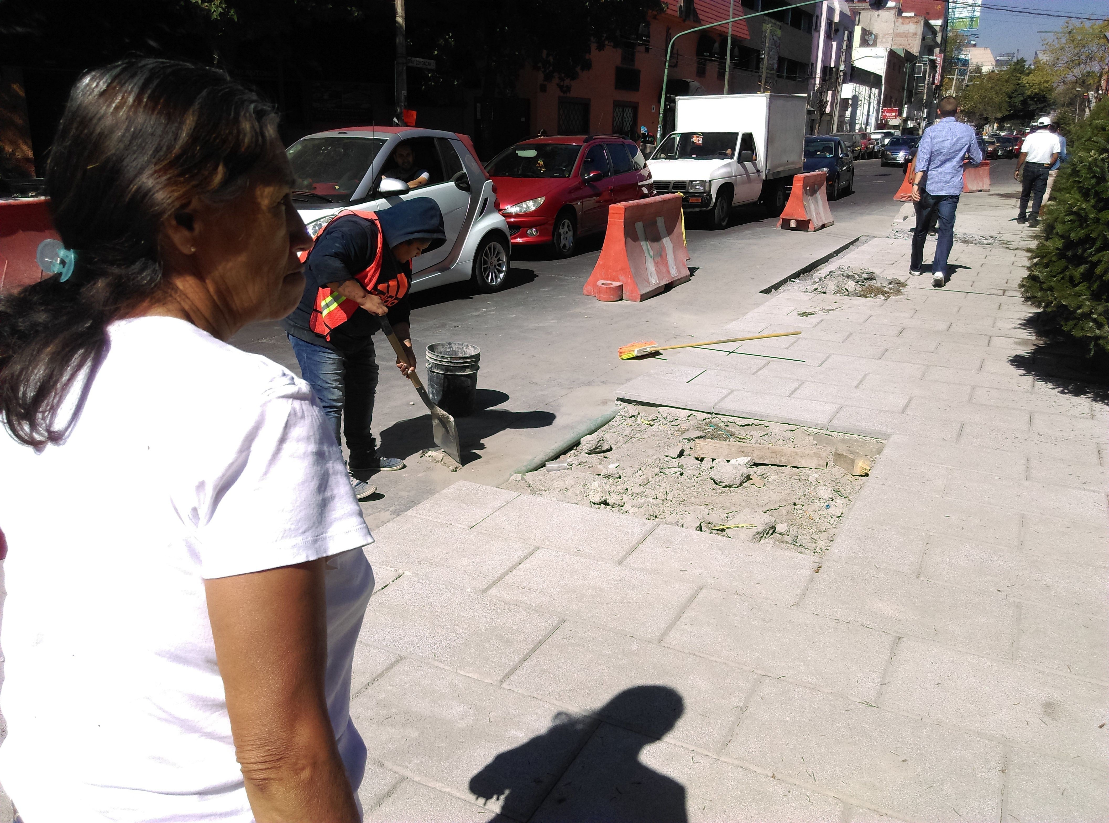 Obra en la Del Valle genera tráfico y pérdidas a los comercios - IMAG0070