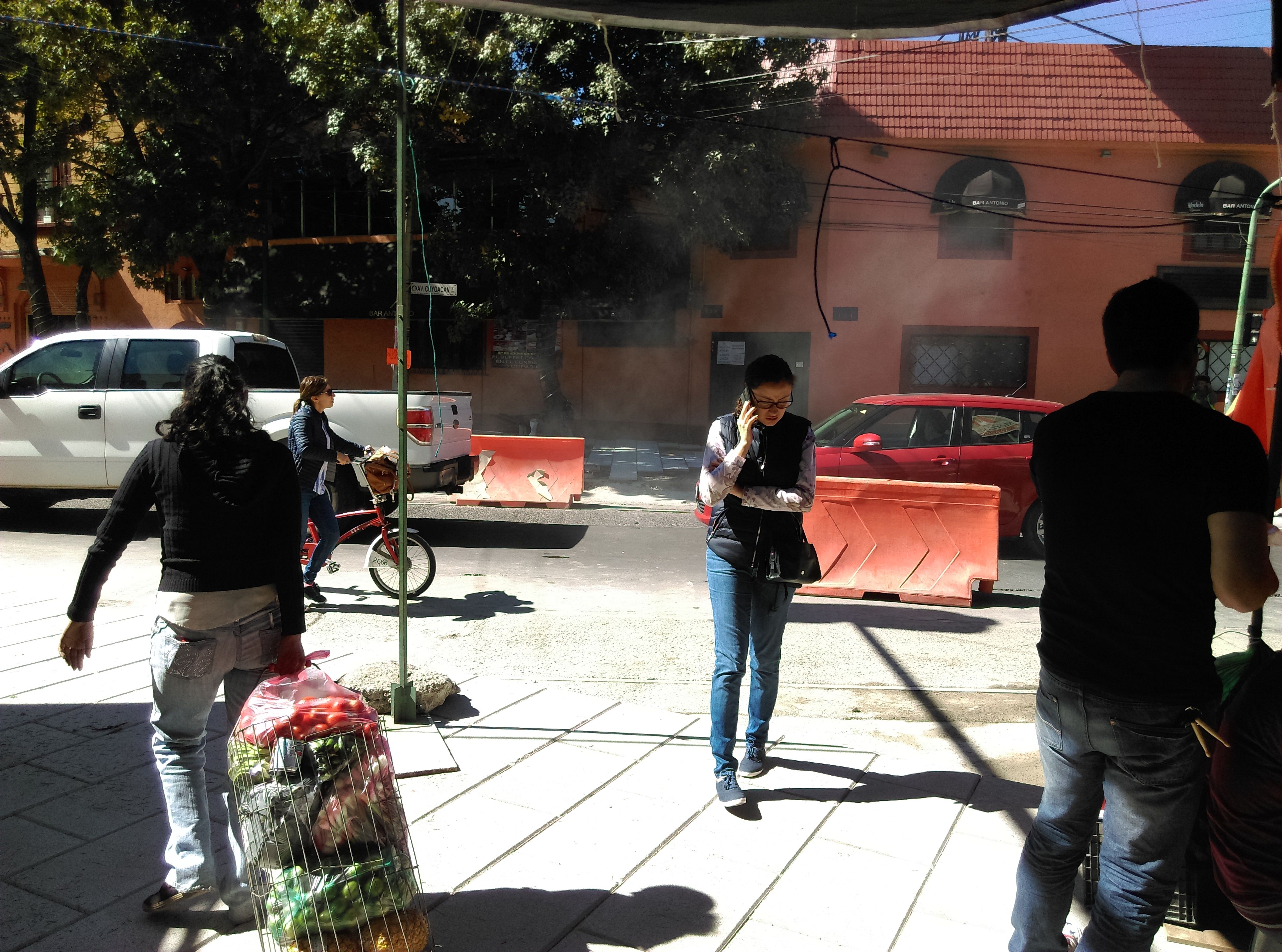 Obra en la Del Valle genera tráfico y pérdidas a los comercios - IMAG0085