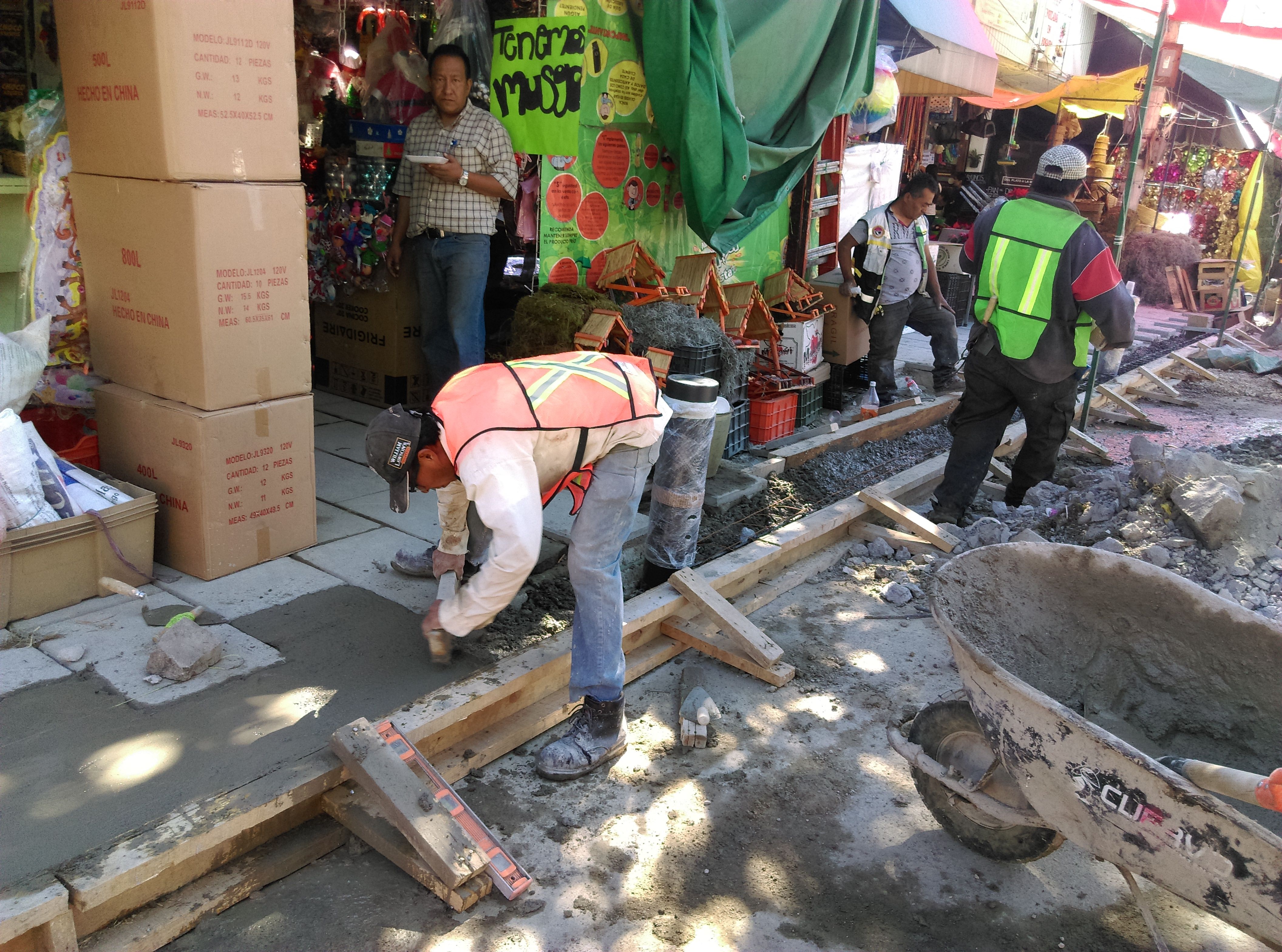 Obra en la Del Valle genera tráfico y pérdidas a los comercios - IMAG0131