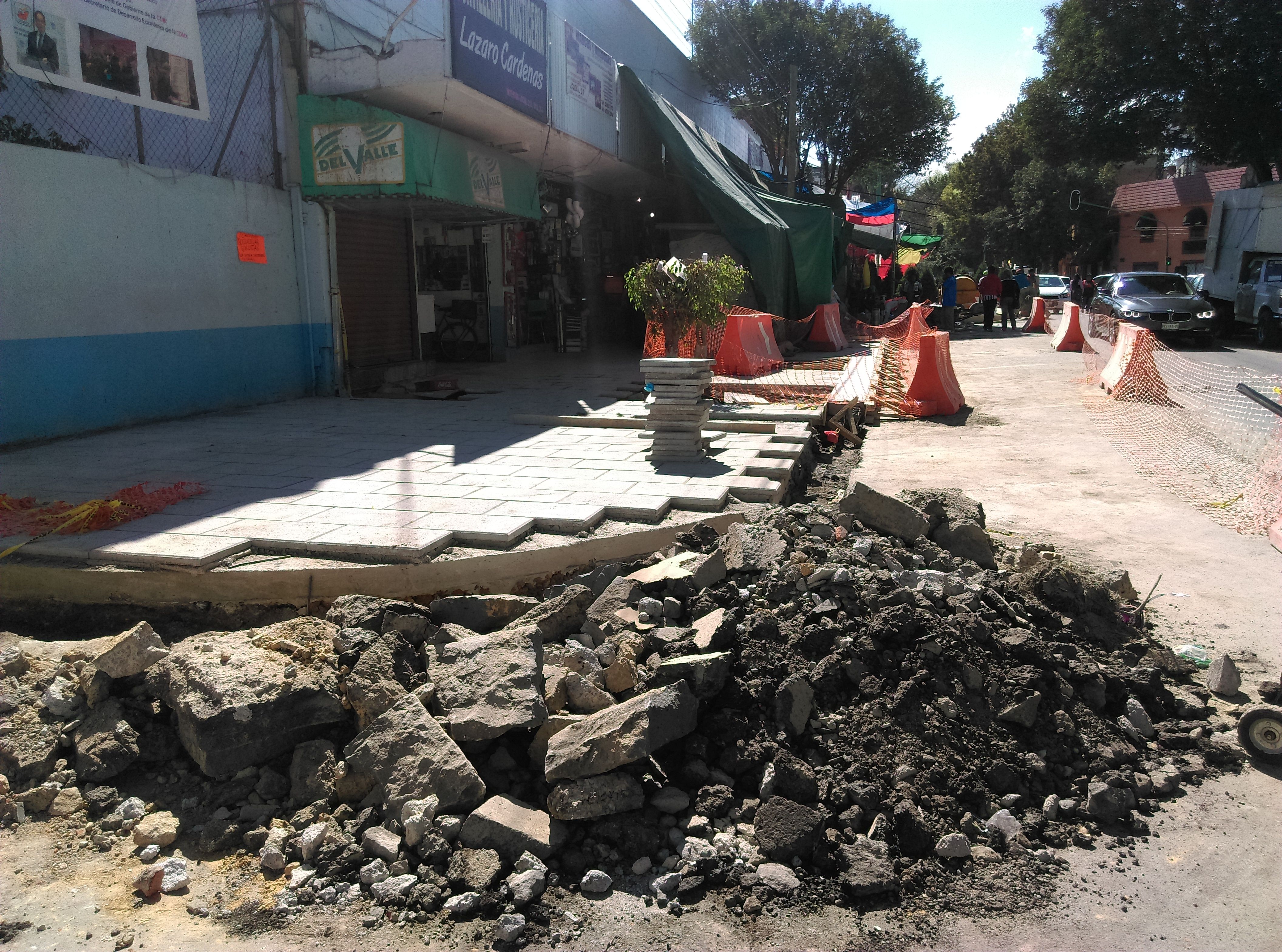 Obra en la Del Valle genera tráfico y pérdidas a los comercios - IMAG0138