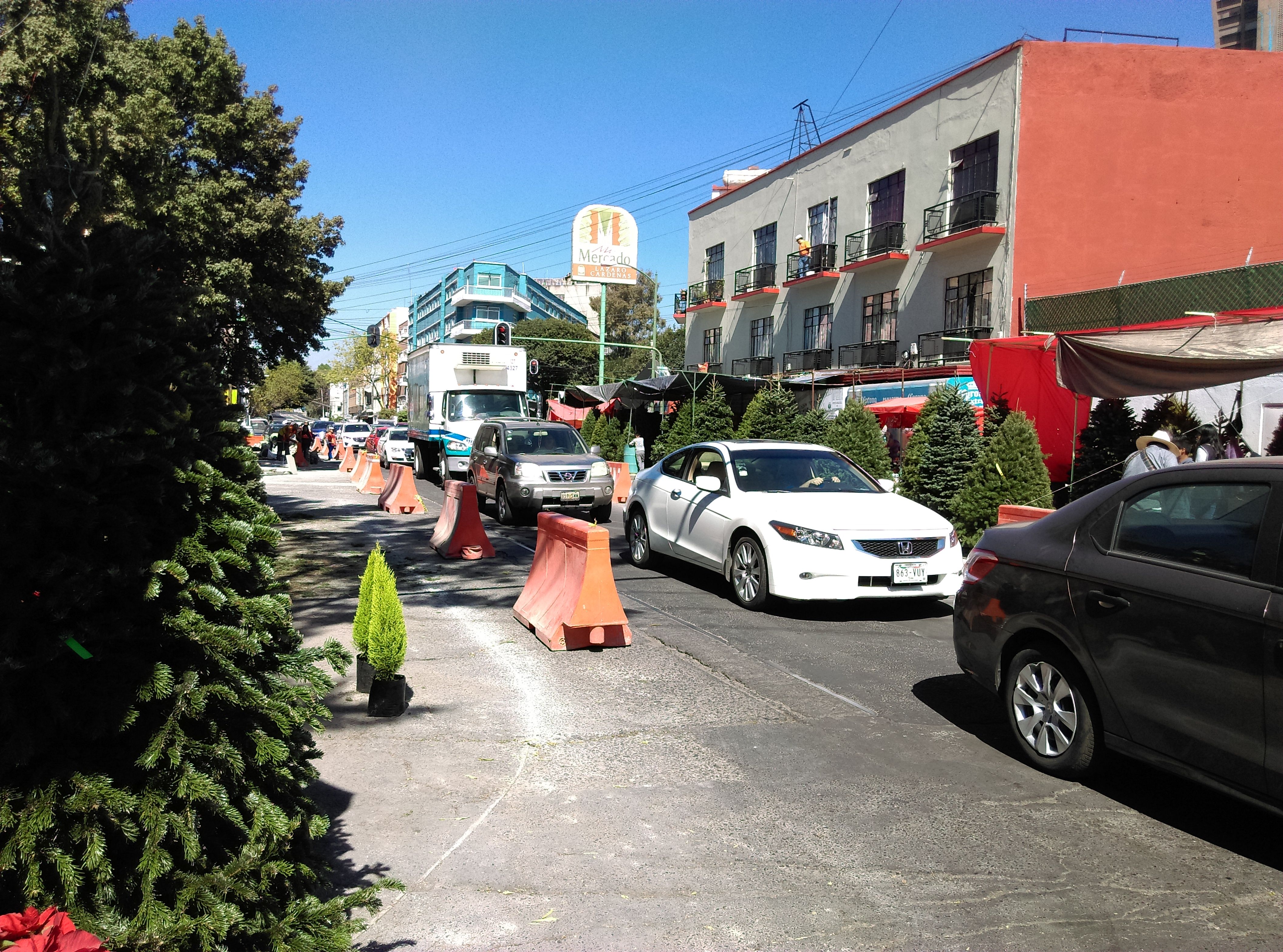 Obra en la Del Valle genera tráfico y pérdidas a los comercios - IMAG0167