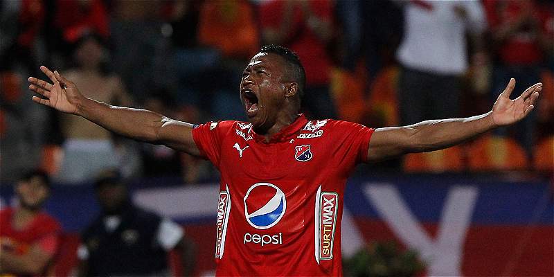 Video: futbolista colombiano pelea con la policía - IMAGEN-16779190-1