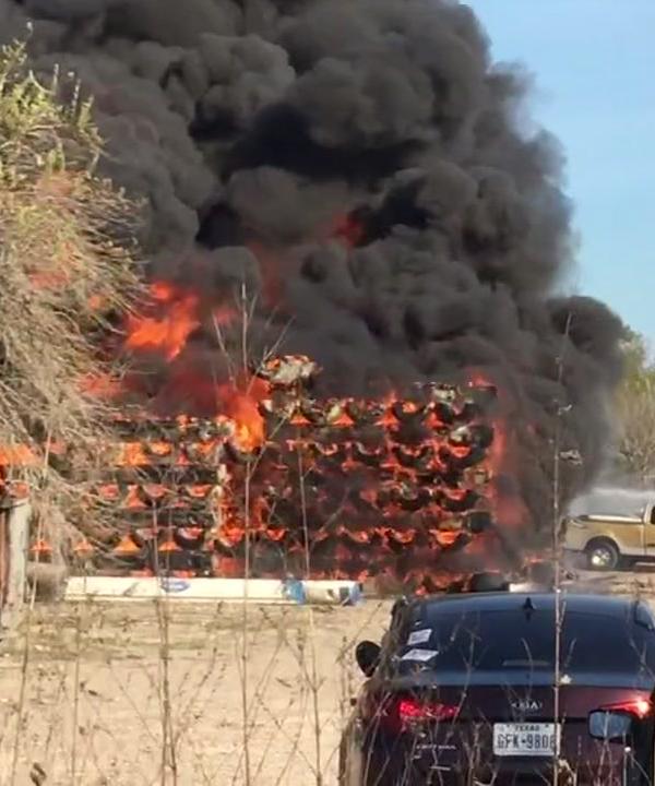 Fuerte incendio en Fort Bend, Texas - Incendio-Sugar-Land-Fort-Bend-Texas-12