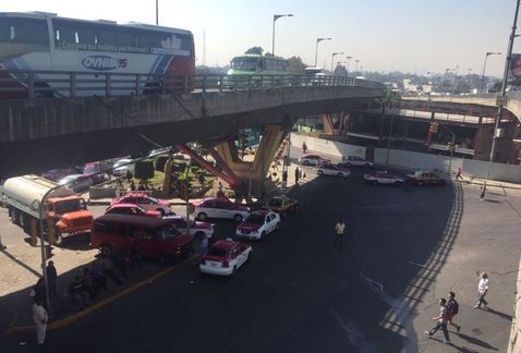 Taxistas realizan bloqueos en la Ciudad de México y Edomex - Insurgentes-Ciudad-Mexico-Ecatepec-Pachuca_MILIMA20161213_0123_8
