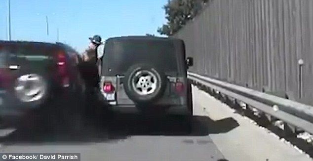 Video: conductora ebria atropella a policía