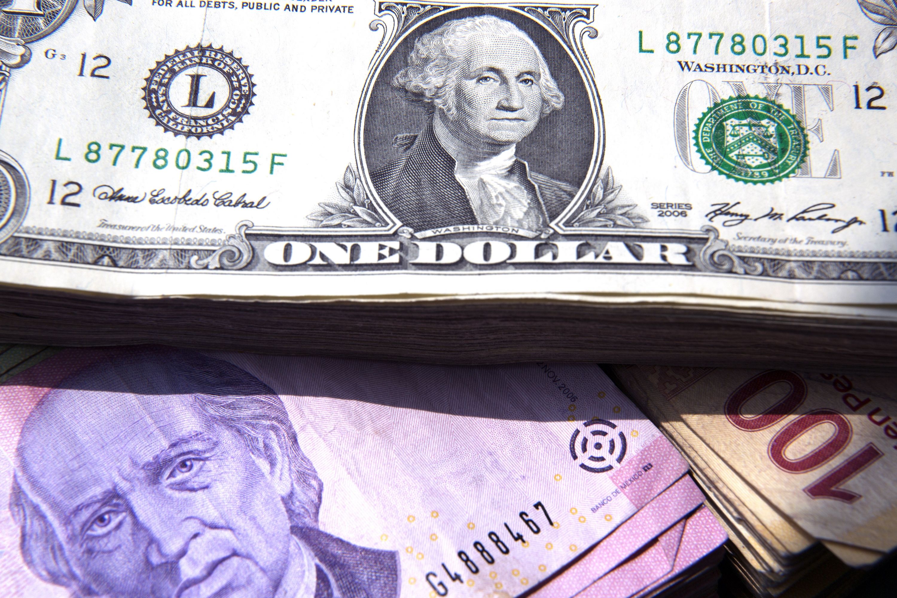 Dólar cierra semana hasta en 20.20 pesos a la venta