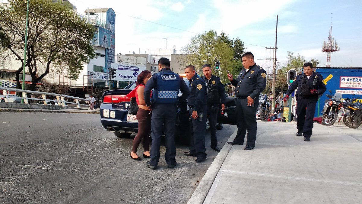 Policías evitan suicidio de mujer en Viaducto