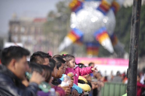 La Ciudad de México se llena de ‘nieve’ - Snow-Parade